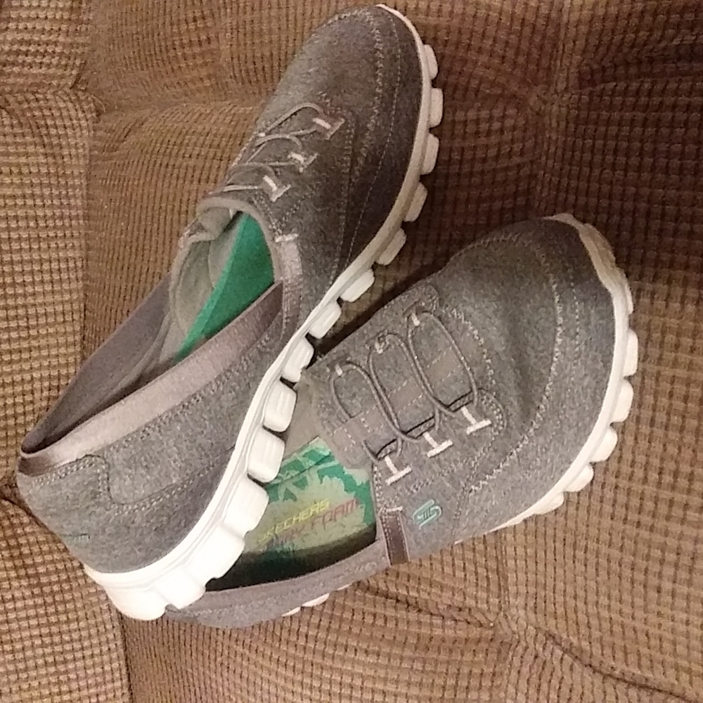 EUC Ladies Skechers with Memory Foam!!  Size 11.   Gray and white.
